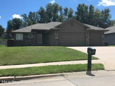 Main picture of 2707 Lynnwood Dr