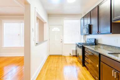 Main picture of 641 W Buckingham Pl