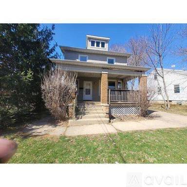 Main picture of 2411 N Ellis St