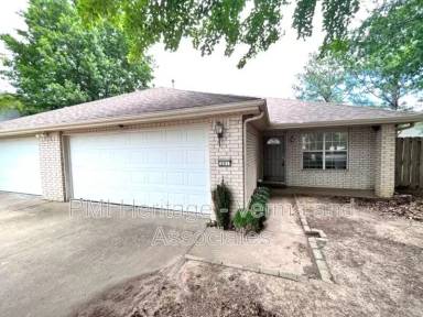 Main picture of 822 N Daisy Ln