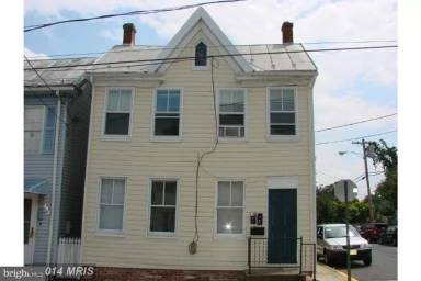 Main picture of 200 E 6th St