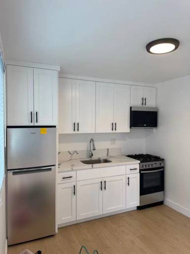 Main picture of 1101-1103 W 40th Pl