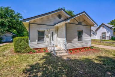 Main picture of 715 Poplar Ave