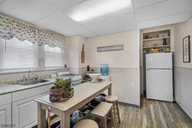 Main picture of 757 Nassau St