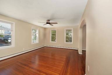 Main picture of 220 Willow St