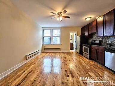 Main picture of 818 W Diversey Pkwy