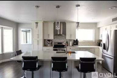 Main picture of 984 E Princeton Ave