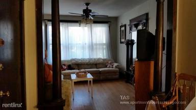 Main picture of 5044 N Clark St
