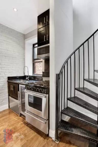 Main picture of 438 W 52nd St