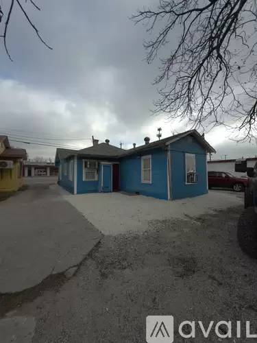 Main picture of 500 W Hildebrand Ave
