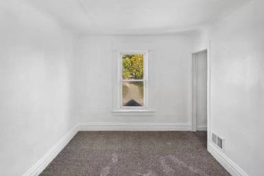 Main picture of 1440 E Oakland Ave