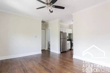 Main picture of 648 W Roscoe St