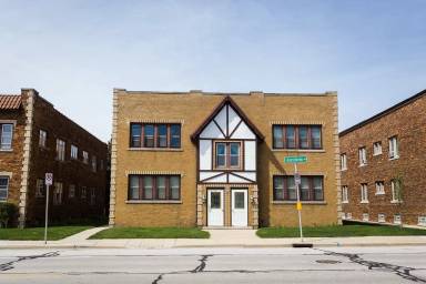 Main picture of 3355 S Kinnickinnic