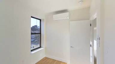 Main picture of 76 E 1st St