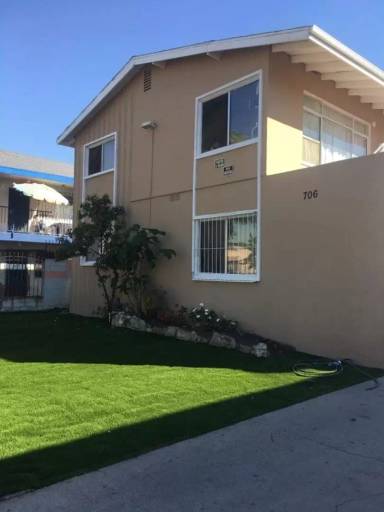 Main picture of 706 W 82nd St