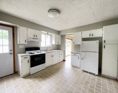 Main picture of 1081 W Main St