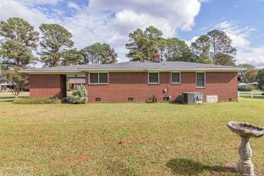Main picture of 207 Hooks Ave