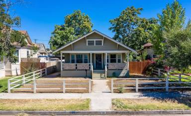 Main picture of 210 E 11th St