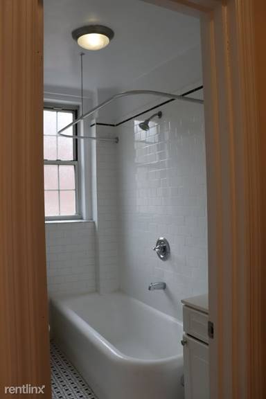 Main picture of 117 W 13th St