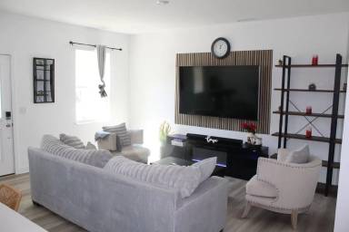 Main picture of 7218 Governors Row