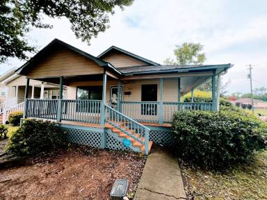 Main picture of 1600 Avenue D