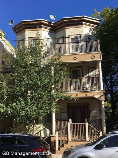 Main picture of 63 Hollander St