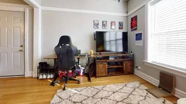 Main picture of 4649 N Malden St