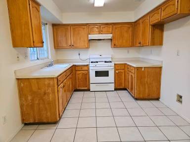 Main picture of 898 Oakmont St