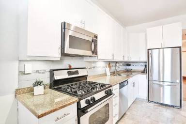 Main picture of 956 W Cuyler Ave