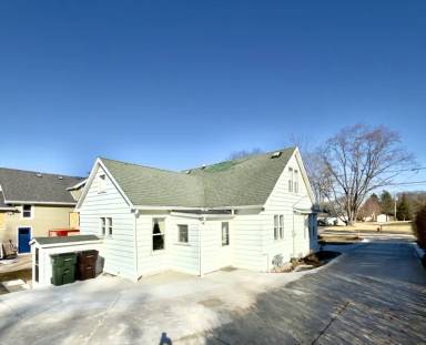 Main picture of 2833 S 128th St