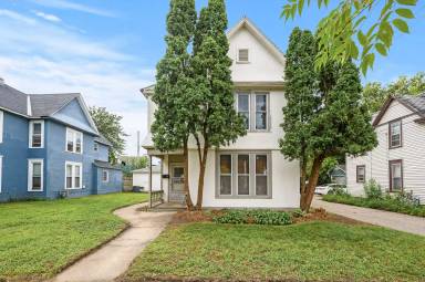 Main picture of 918 18 1/2 Ave NE