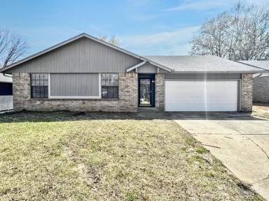 Main picture of 213 E Waco St