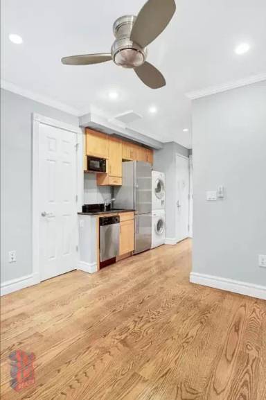 Main picture of 227 E 82nd St
