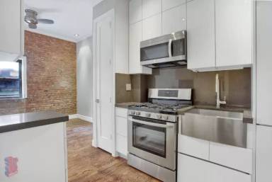 Main picture of 213 E 26th St