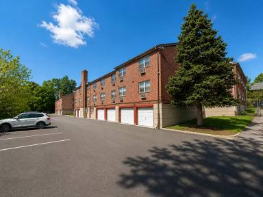 Main picture of 3024 W Queen Ln