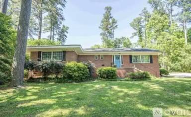 Main picture of 201 Lakeside Dr