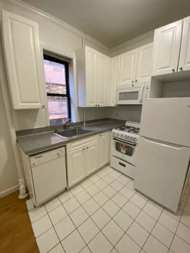 Main picture of 241 E 38th St