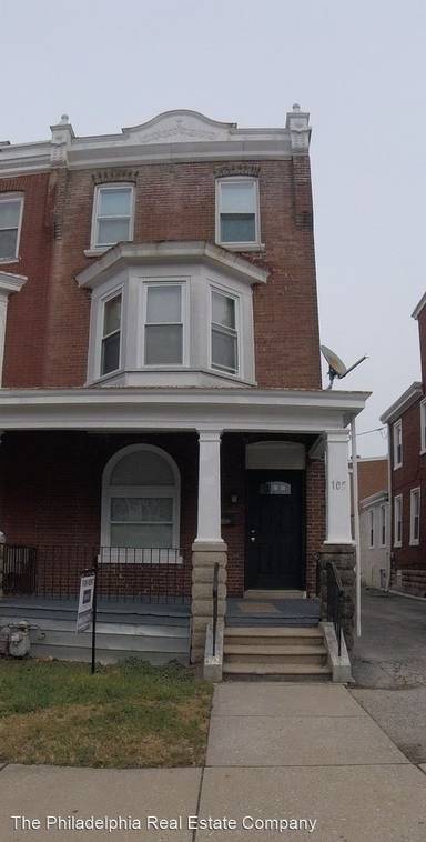 Main picture of 105 W Wood St
