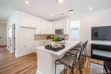 Main picture of 320 Spring St
