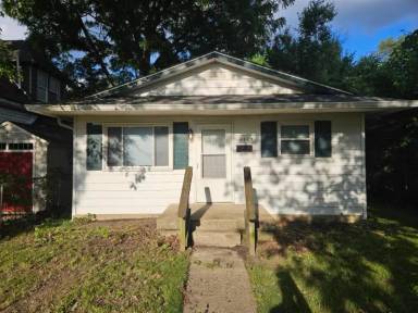 Main picture of 2423 N Lasalle St
