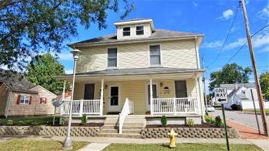 Main picture of 215 S 3rd St