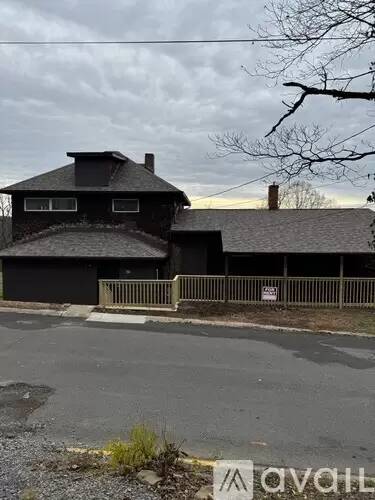 Main picture of 742 Globe Ave