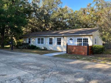 Main picture of 611 W Miracle Strip Pkwy
