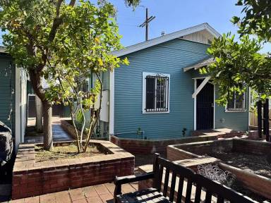 Main picture of 534 1/2 E 19th St