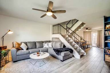 Main picture of 2940 E Clarendon Ave