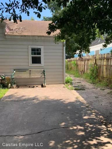 Main picture of 7016 Narcissus St