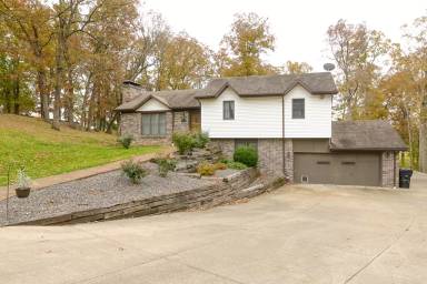 Main picture of 832 S Tree Dr