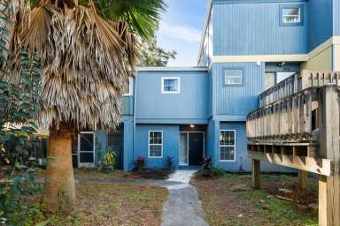 Main picture of 715 SW 75th St