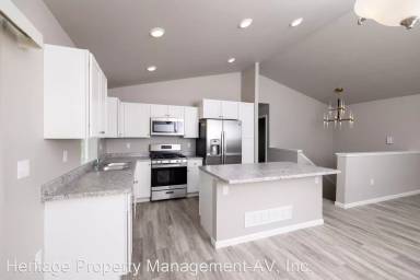 Main picture of 32 Hummingbird Ln