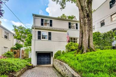 Main picture of 4831 Calvert St NW